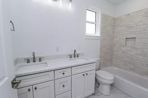 Bath - 410 D St, Saint Augustine, FL 32080 photo 5 of 5