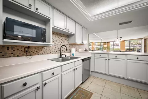 Kitchen - 2 Dondanville Rd #115, Saint Augustine, FL 32080 photo 2 of 3