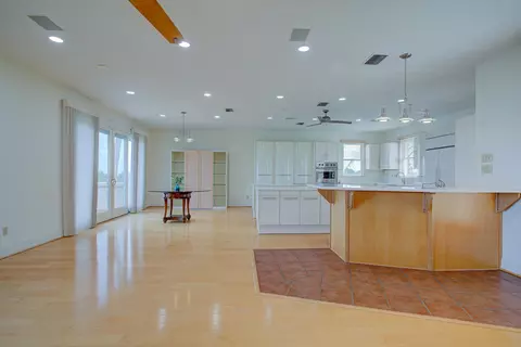 Living - 4 Oceanside Dr, Saint Augustine Beach, FL 32080 photo 3 of 7