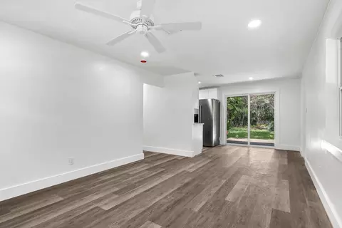 Living - 13 Oak St, Saint Augustine, FL 32084 photo 2 of 4