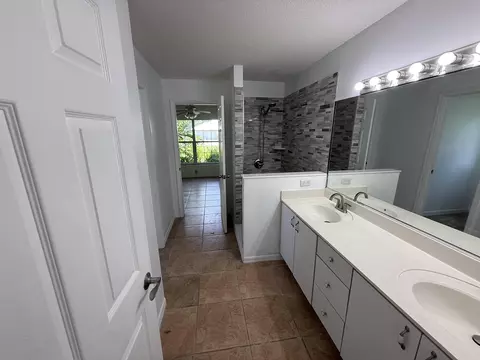 Bath - 5329 Ogilvie Ln, Saint Augustine, FL 32086 photo 2 of 7