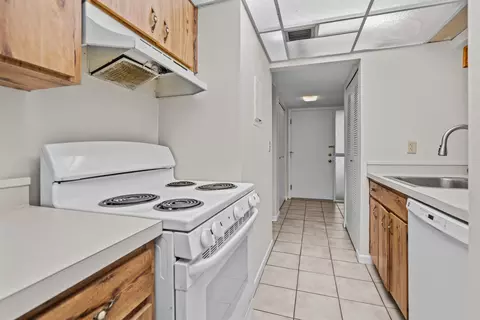Kitchen - 37 Tarragona Ct, Saint Augustine, FL 32086 photo 2 of 3