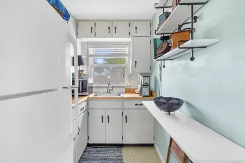 Kitchen - 26 Dolphin Dr, Saint Augustine, FL 32080 photo 4 of 5