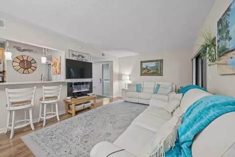 Living - 37 Alcira Ct, Saint Augustine, FL 32086 photo 2 of 4