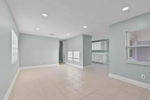Living - 265 Monterey Ave, Saint Augustine, FL 32084 photo 3 of 5