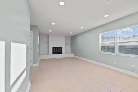 Living - 265 Monterey Ave, Saint Augustine, FL 32084 photo 2 of 5