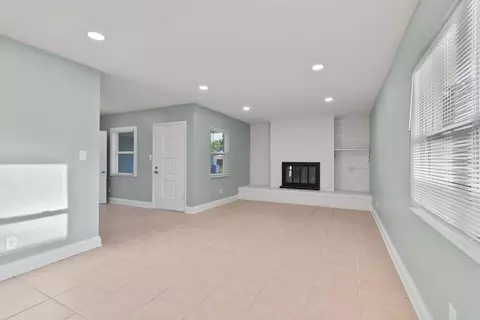 Living - 265 Monterey Ave, Saint Augustine, FL 32084 photo 1 of 5