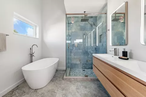 Bath - 327 Minorca Ave, Saint Augustine, FL 32080 photo 4 of 8