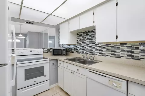 Kitchen - 127 Rio Del Mar #C, Saint Augustine, FL 32080 photo 2 of 3