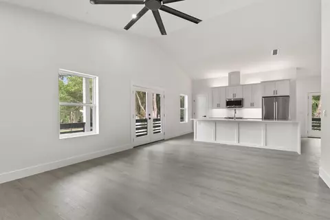 Living - 28 Spring St, Saint Augustine, FL 32084 photo 2 of 4