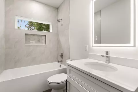 Bath - 28 Spring St, Saint Augustine, FL 32084 photo 5 of 11