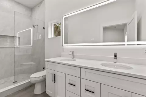 Bath - 28 Spring St, Saint Augustine, FL 32084 photo 6 of 11