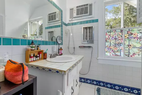 Bath - 18 Arenta St, Saint Augustine, FL 32084 photo 1 of 1