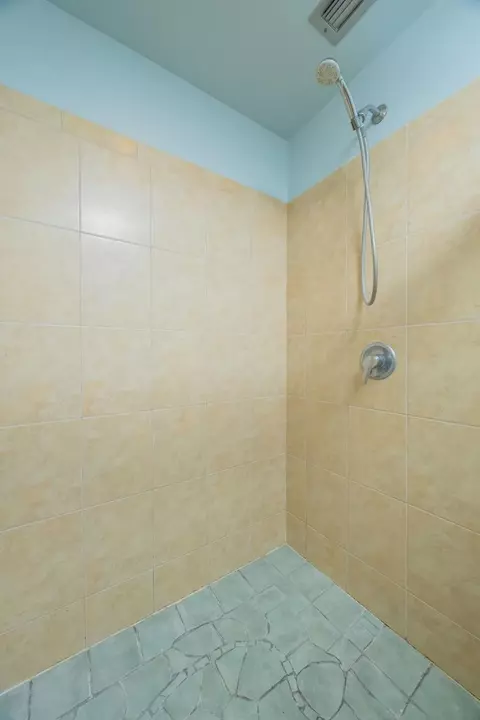 Bath - 11 Pine St, Saint Augustine, FL 32084 photo 1 of 5