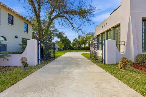 Exterior - 124 Marine St, Saint Augustine, FL 32084 photo 5 of 9