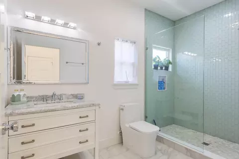 Bath - 38 Dufferin St, Saint Augustine, FL 32084 photo 4 of 7