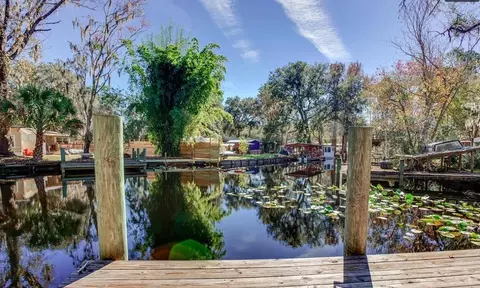 105 Breezewood Cir, San Mateo, FL 32187