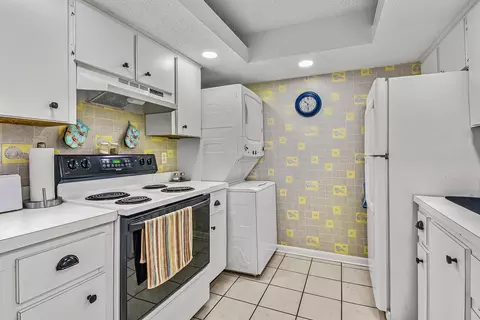 Kitchen - 2 Dondanville Rd #212, Saint Augustine, FL 32080 photo 2 of 3