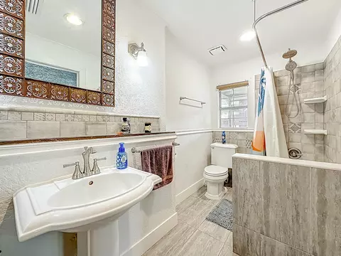Bath - 18 Solano Ave, Saint Augustine, FL 32080 photo 2 of 3