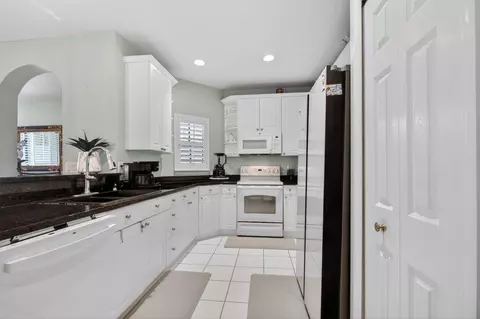Kitchen - 305 Via Castilla #104, Saint Augustine, FL 32095 photo 2 of 2