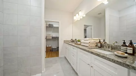Bath - 820 N Saint Johns St, Saint Augustine, FL 32084 photo 3 of 4