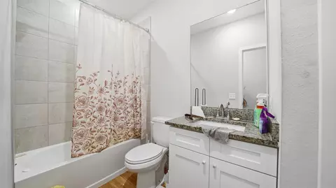 Bath - 820 N Saint Johns St, Saint Augustine, FL 32084 photo 2 of 4