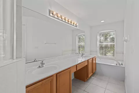 Bath - 1005 Makarios Dr, Saint Augustine, FL 32080 photo 2 of 5