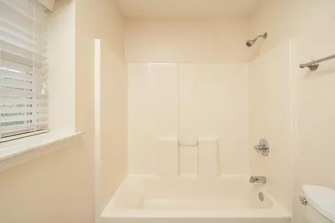 Bath - 4040 Red Pine Ln, Saint Augustine, FL 32086 photo 2 of 3