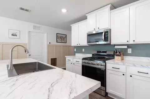 Kitchen - 253 Jarama Cir, Saint Augustine, FL 32084 photo 5 of 6