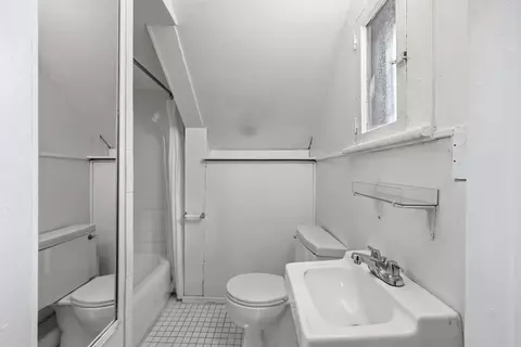 Bath - 50 Charlotte St, Saint Augustine, FL 32084 photo 3 of 4