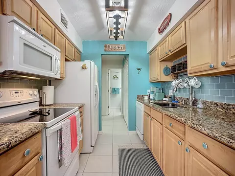 Kitchen - 30 Brigantine Ct, Saint Augustine, FL 32080 photo 1 of 10