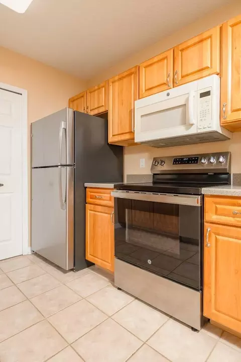 Kitchen - 1700 Prestwick Pl, Saint Augustine, FL 32086 photo 3 of 4