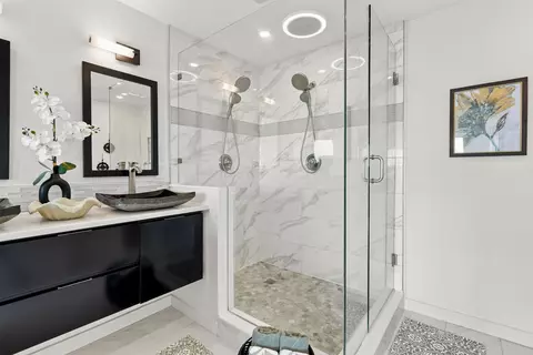 Bath - 2 10th St #4, Saint Augustine, FL 32080 photo 2 of 5