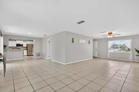 Living - 330 Shores Blvd, Saint Augustine, FL 32086 photo 2 of 6