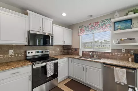Kitchen - 58 Islander Cir, Saint Augustine, FL 32080 photo 2 of 3
