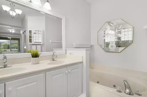 Bath - 972 Ridgewood Ln, Saint Augustine, FL 32086 photo 2 of 3