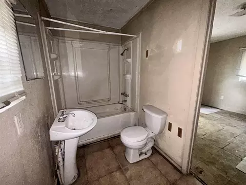 Bath - 1663 W 30th St, Jacksonville, FL 32209 photo 1 of 2