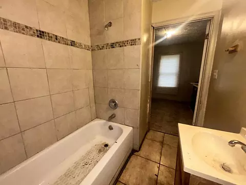 Bath - 1663 W 30th St, Jacksonville, FL 32209 photo 2 of 2