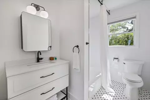 Bath - 39 E Park Ave, Saint Augustine, FL 32084 photo 3 of 6