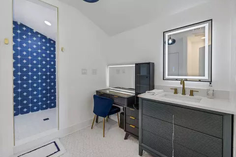 Bath - 39 E Park Ave, Saint Augustine, FL 32084 photo 4 of 6