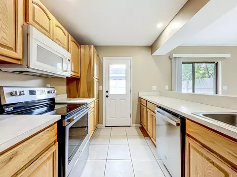 Kitchen - 15 Atlantic Oaks Cir, Saint Augustine, FL 32080 photo 3 of 9