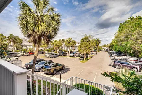 Exterior - 236 River Bend Pl #BLDG E, Welaka, FL 32193 photo 10 of 11