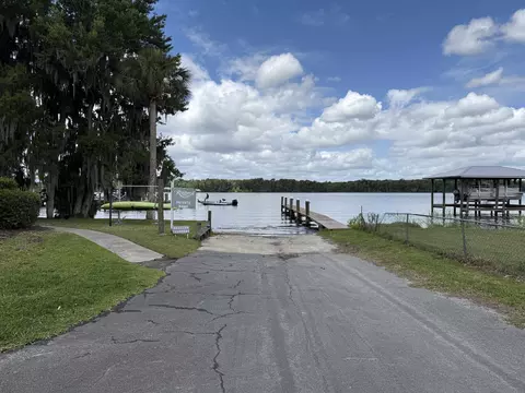 Exterior - 236 River Bend Pl #BLDG E, Welaka, FL 32193 photo 2 of 11