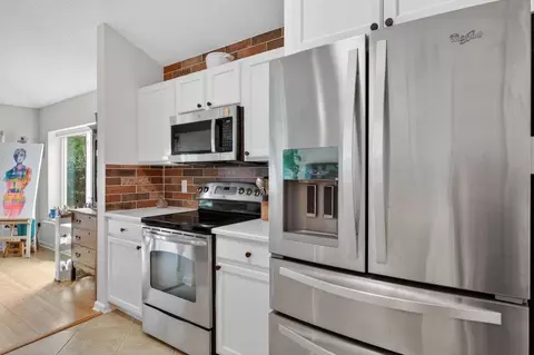 Kitchen - 1017 Oak Arbor Cir, Saint Augustine, FL 32084 photo 8 of 9