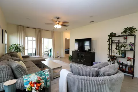 Living - 21 Beauclair Blvd, Saint Augustine, FL 32084 photo 2 of 3