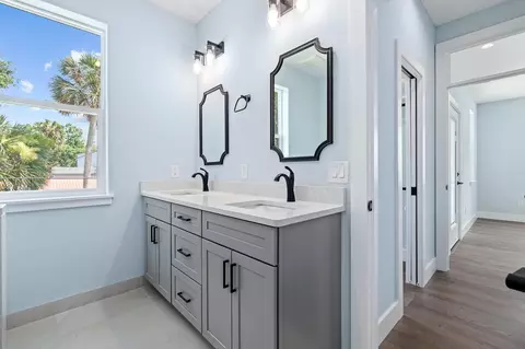 Bath - 124 Lincoln St, Saint Augustine, FL 32084 photo 3 of 5