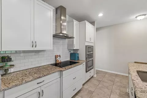 Kitchen - 135 Meadow Crossing Dr, Saint Augustine, FL 32086 photo 6 of 7