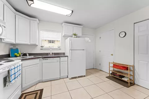 Kitchen - 4420 Carter Rd UNIT 47, Saint Augustine, FL 32086 photo 2 of 2