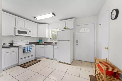 Kitchen - 4420 Carter Rd UNIT 47, Saint Augustine, FL 32086 photo 1 of 2