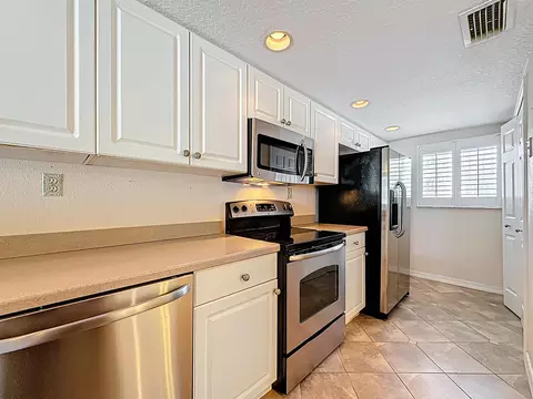 Kitchen - 159 Marine St UNIT 204, Saint Augustine, FL 32084 photo 2 of 9